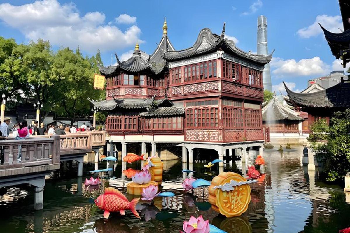 un grande edificio nell'acqua con animali al suo interno