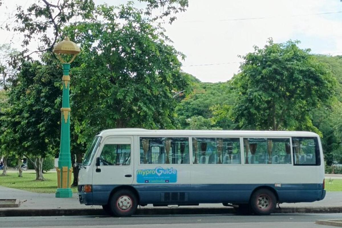 un autobus blu e bianco parcheggiato accanto a un lampione