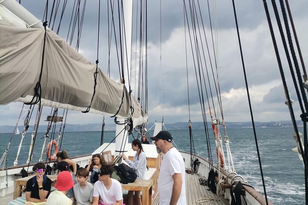 un grupo de personas sentadas en un barco