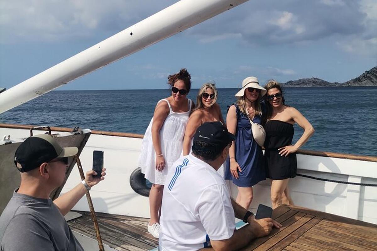 un grupo de personas de pie en un barco