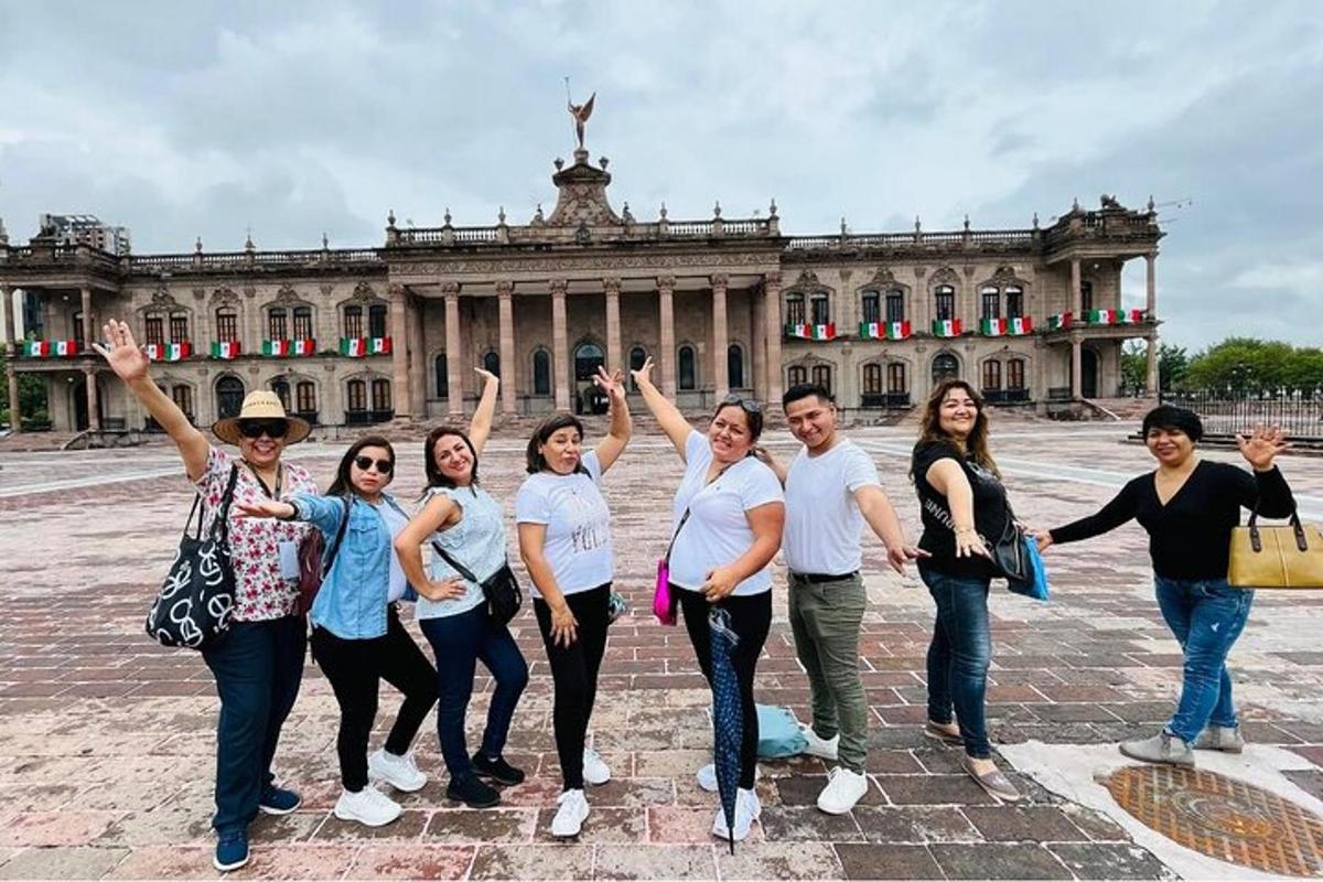 一群人站在一栋建筑物前