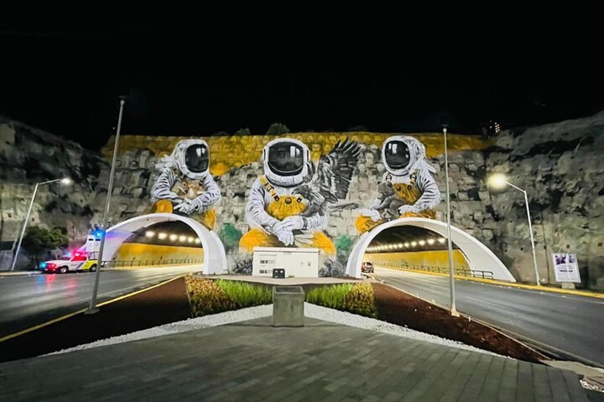 墙上有三名宇航员的壁画