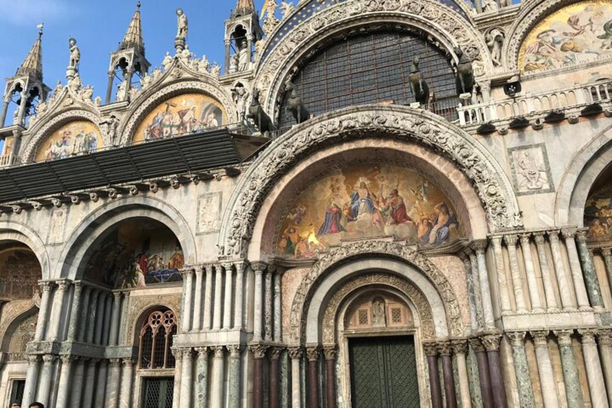 Una iglesia con una pintura en el costado.