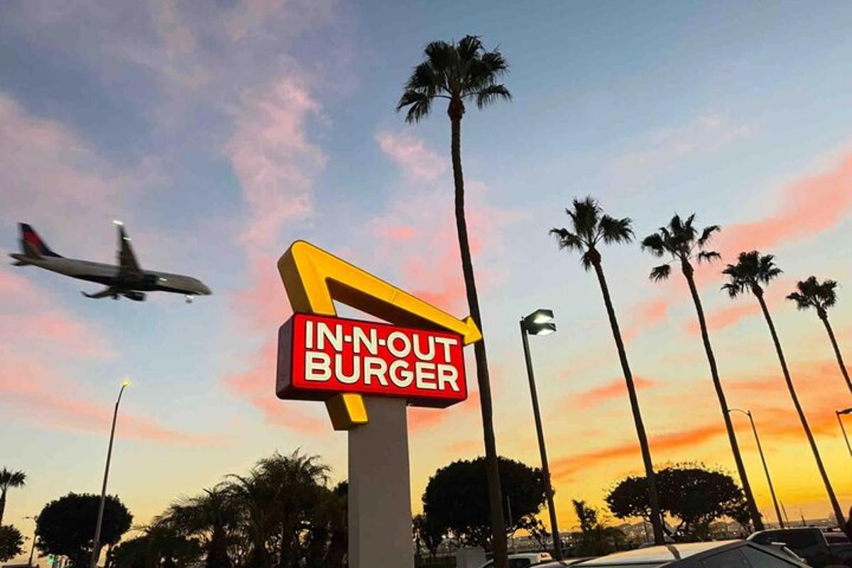 un rètol d'hamburgueses d'aeroport amb un avió al cel