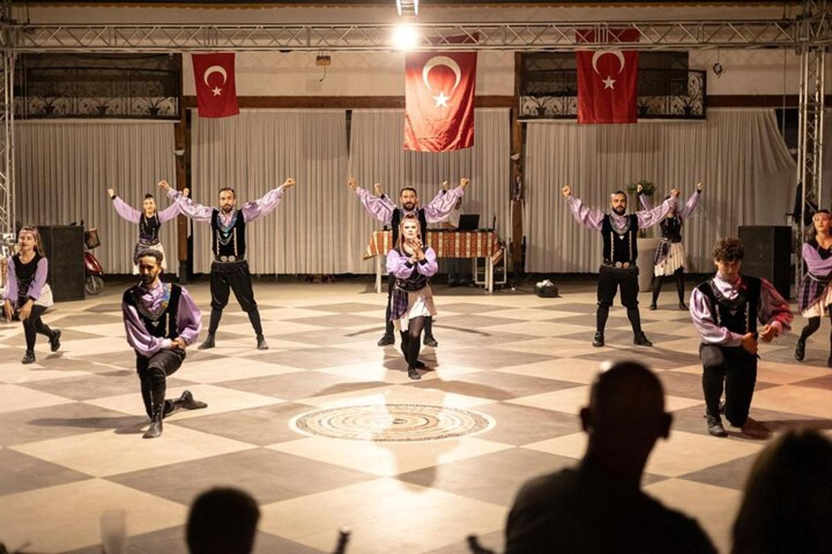 un gruppo di persone che ballano su un palco
