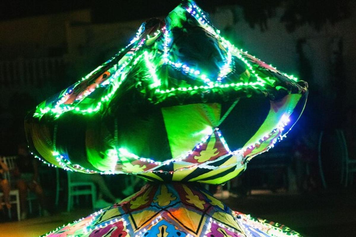 una persona che indossa un cappello verde con delle luci sopra