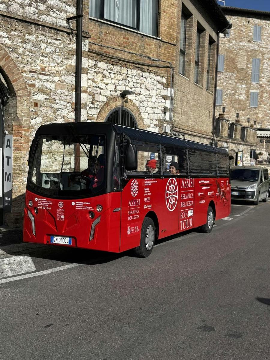 červený autobus zaparkovaný na kraji ulice