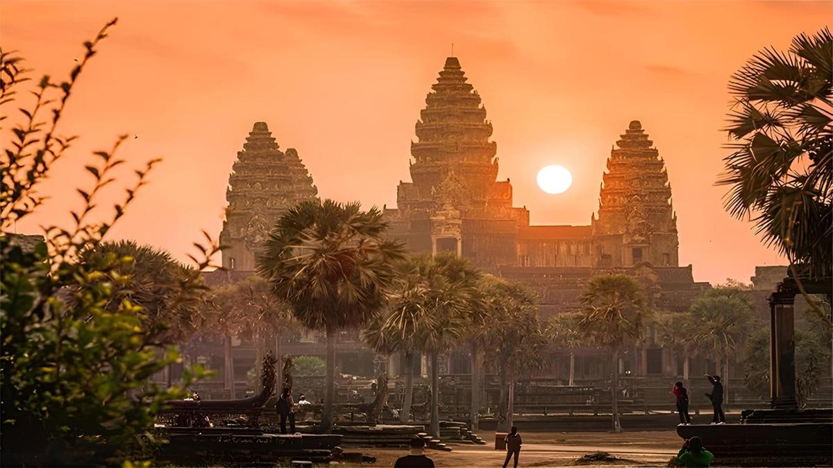 een uitzicht op een tempel bij zonsondergang met de ondergaande zon