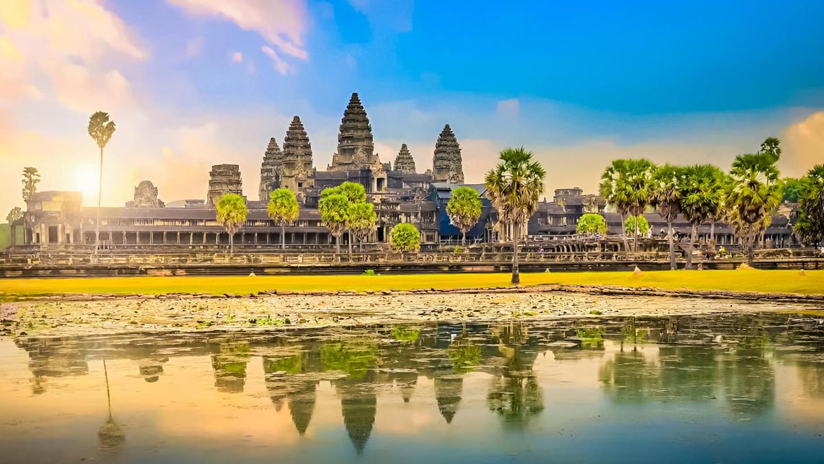 een uitzicht op een tempel met bomen en een waterlichaam