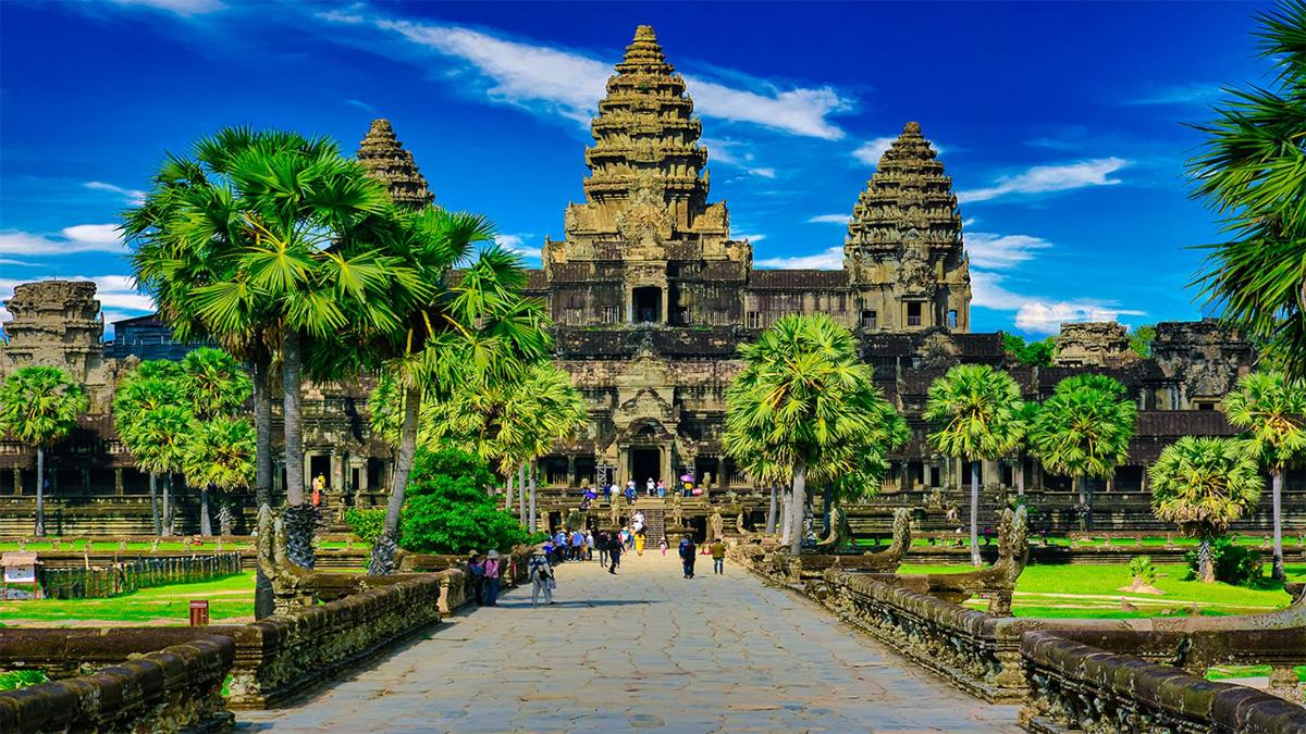 een uitzicht op een tempel met palmbomen