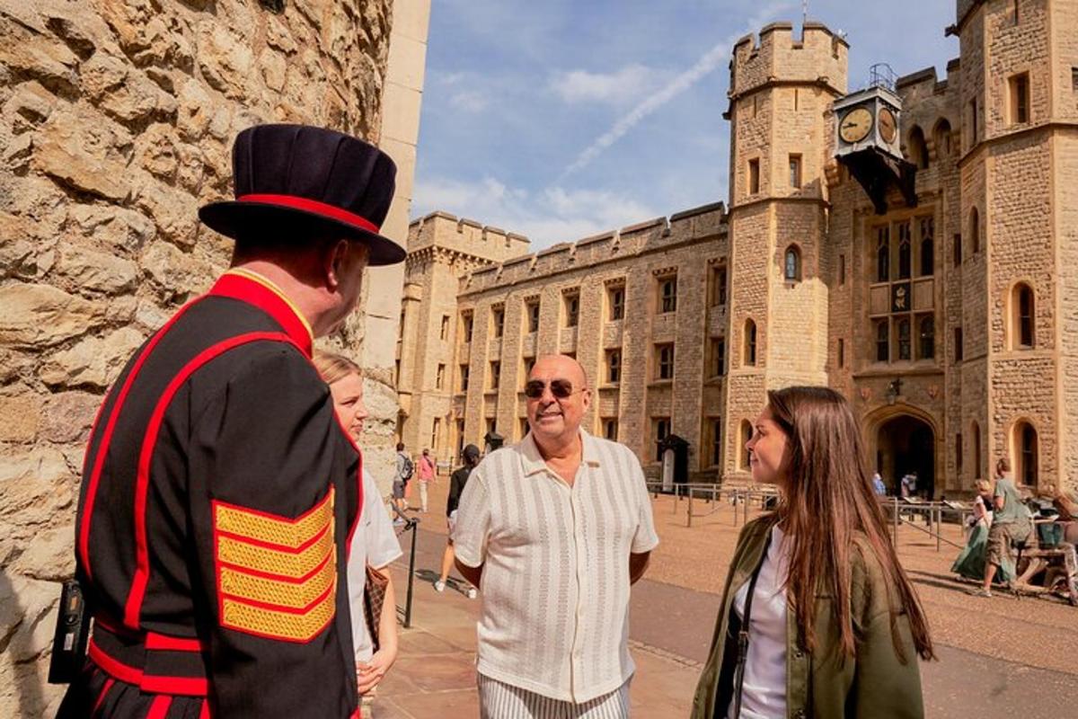 un uomo con un cappello a cilindro in piedi davanti a un castello