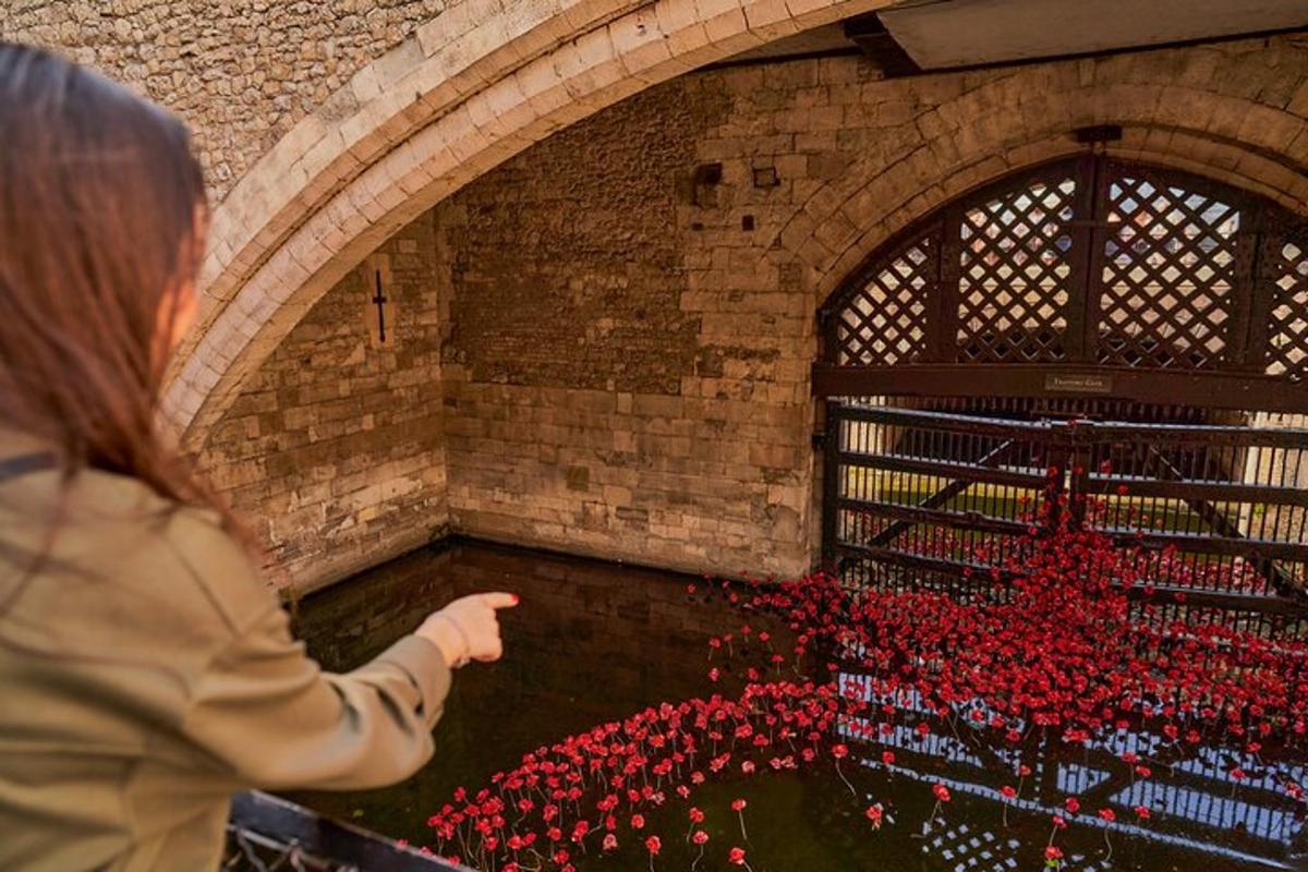 una donna che indica un mazzo di fiori rossi in una stanza