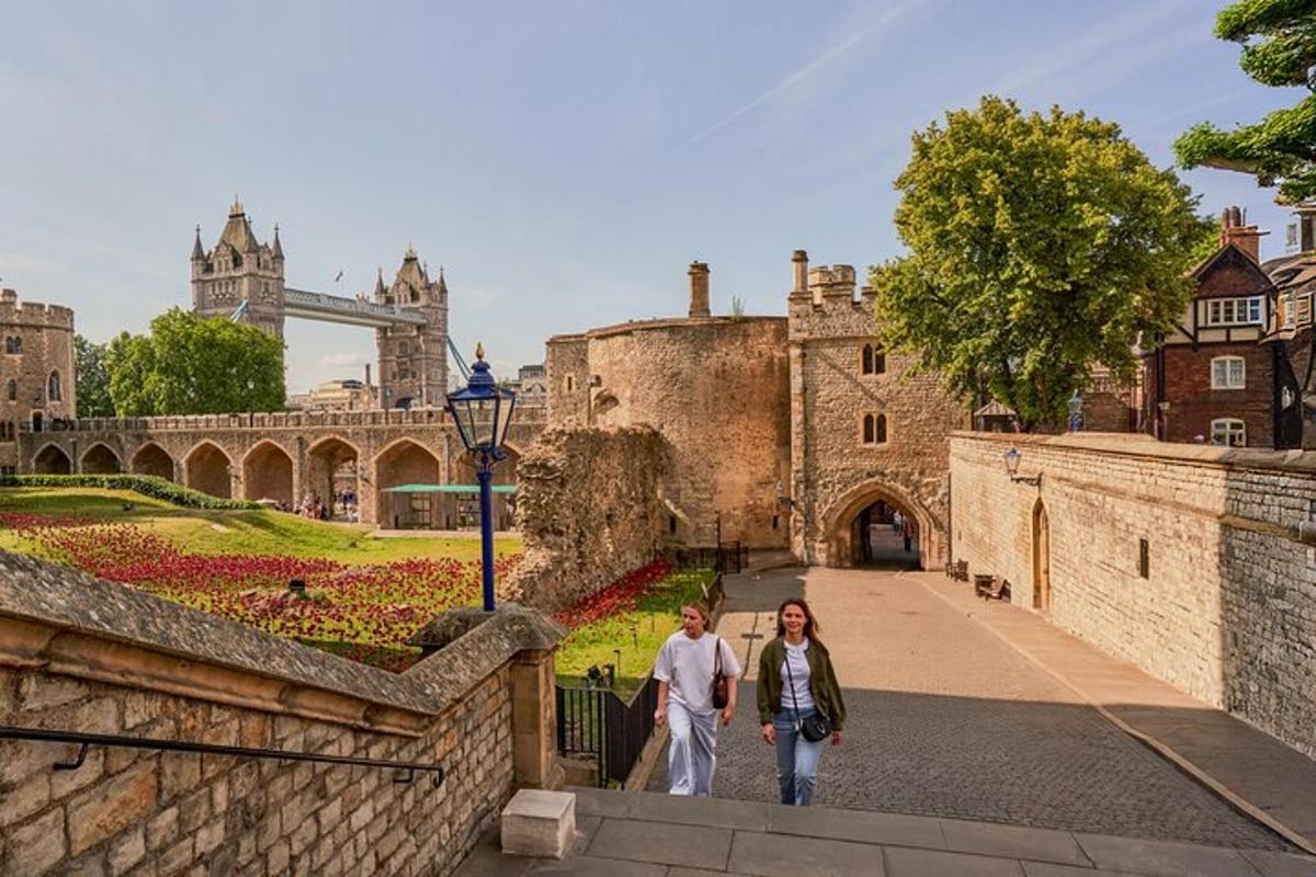 un uomo e una donna che scendono da una scalinata in un castello