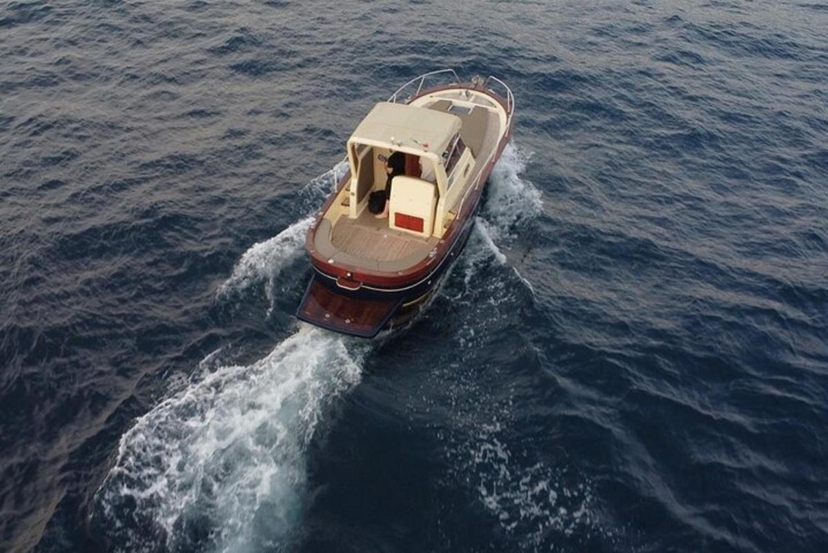 một chiếc thuyền nhỏ ở giữa mặt nước