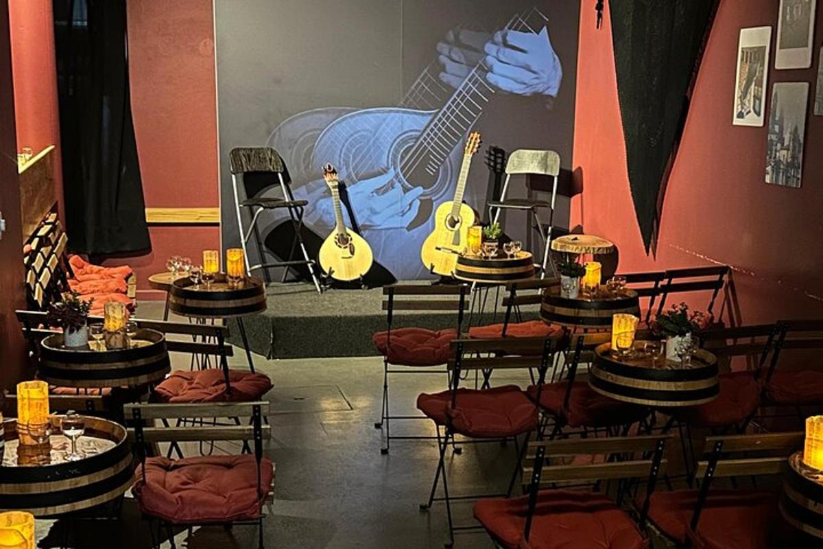 uma sala com mesas e cadeiras com guitarras na parede