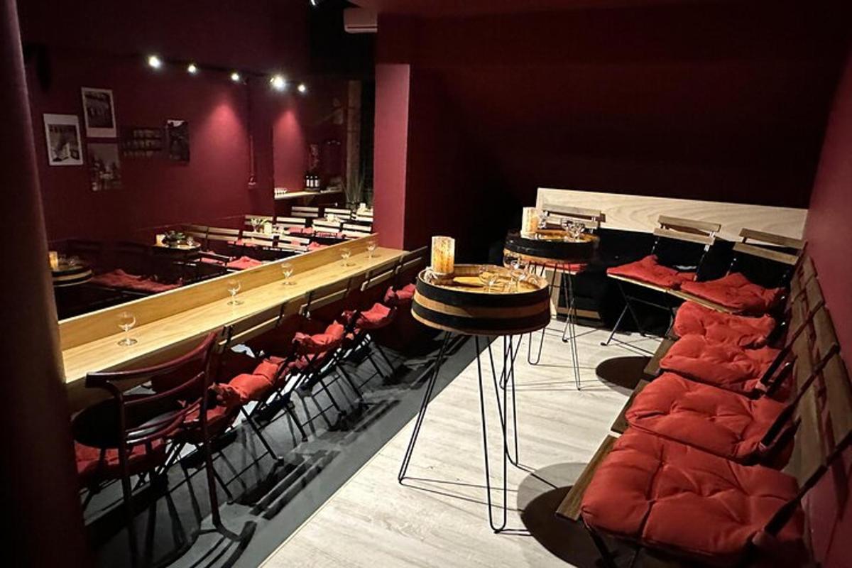 uma sala com cadeiras e mesas e um bar