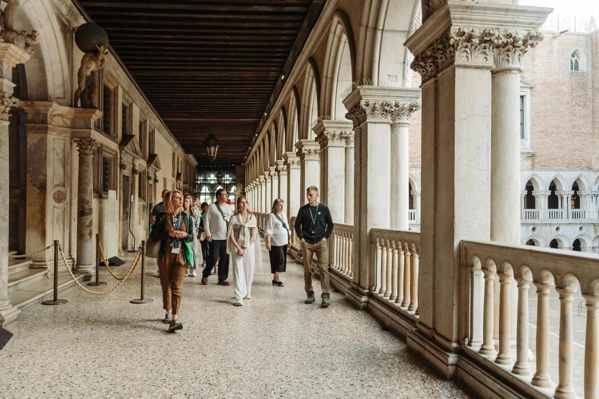 Un grupo de personas caminando por un pasillo en un edificio.