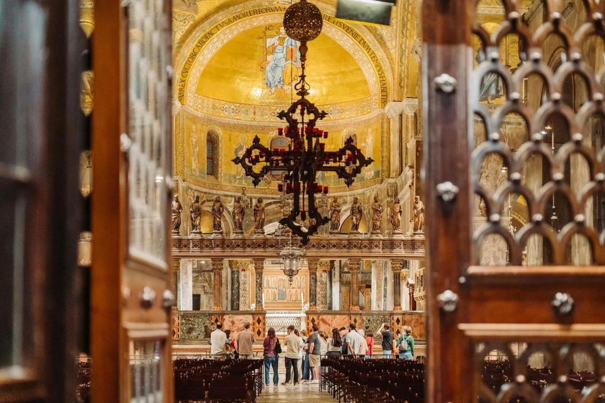 pemandangan gereja dengan lampu gantung