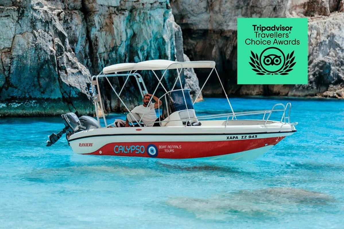 un barco rojo y blanco en el agua
