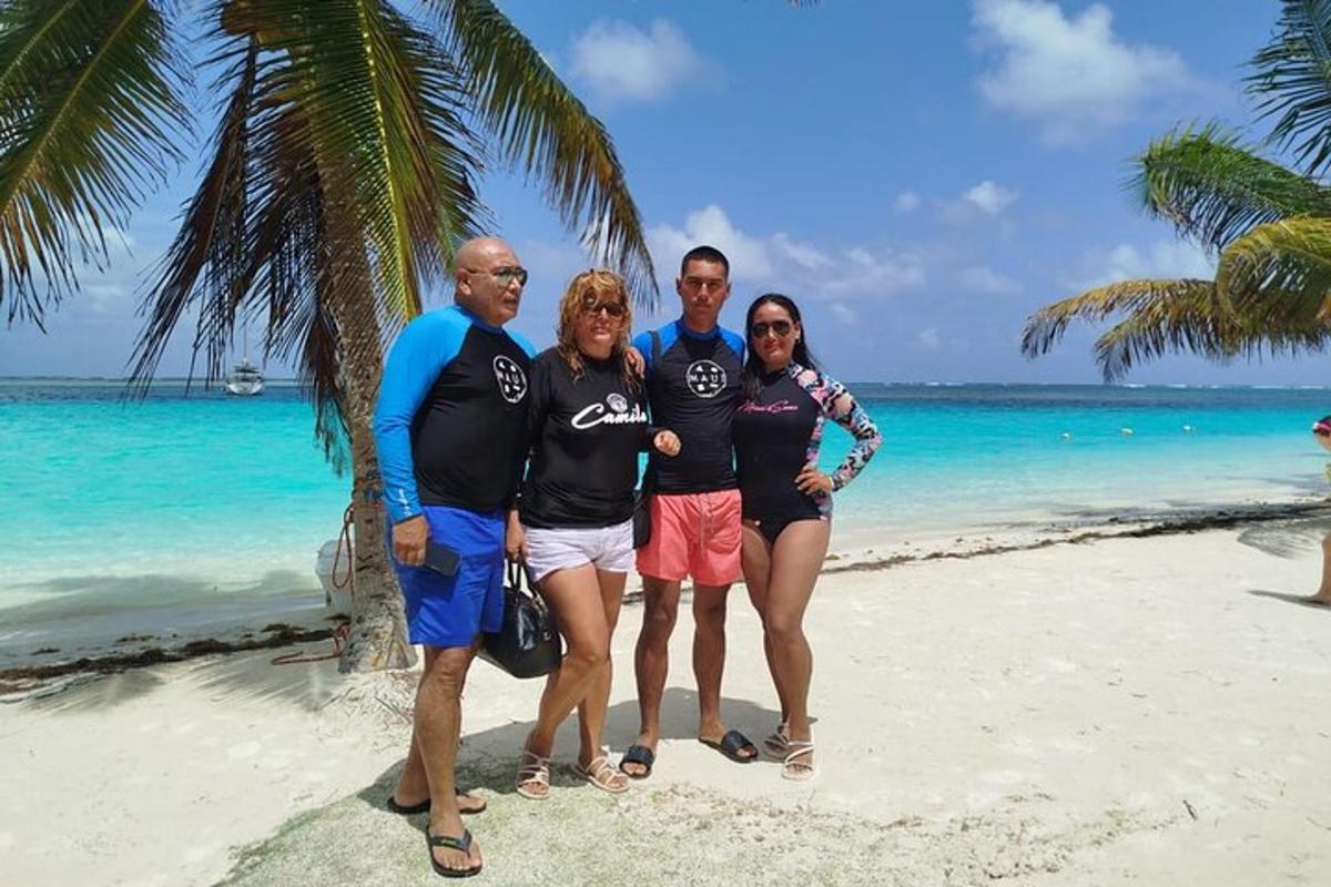 eine Gruppe von Menschen steht an einem Strand