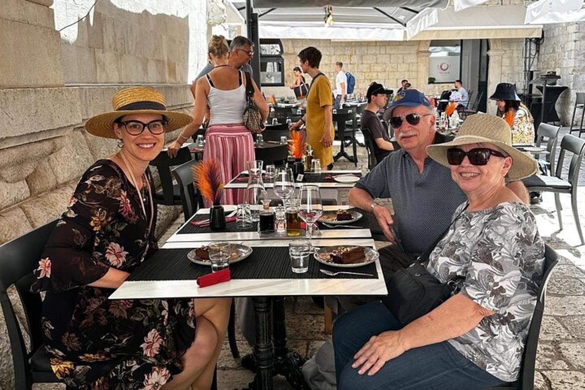 bir restoranda masada oturan bir grup insan