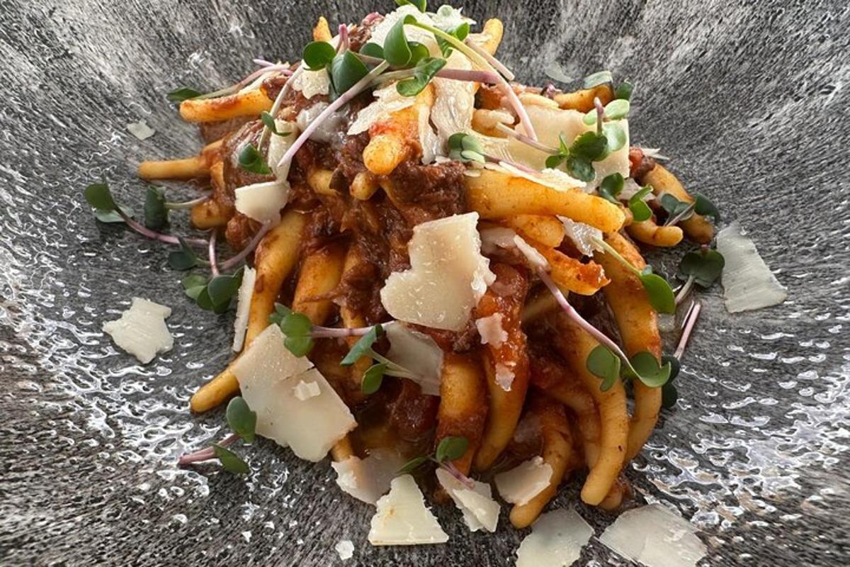 patates kızartması ve peynirli bir tabak yemek