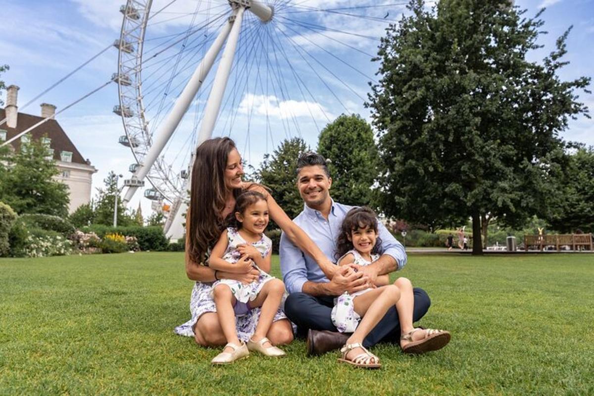 una famiglia seduta sull'erba accanto a una ruota