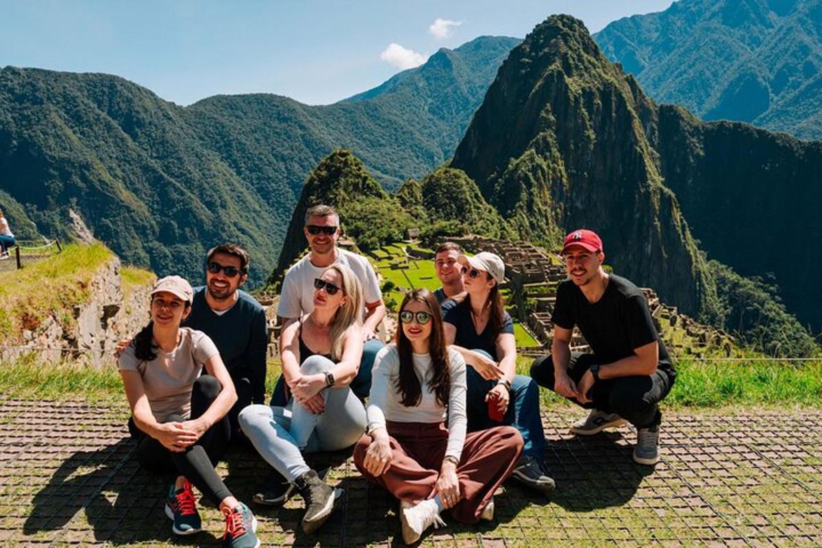 un grup de persones posant per a una foto a la muntanya