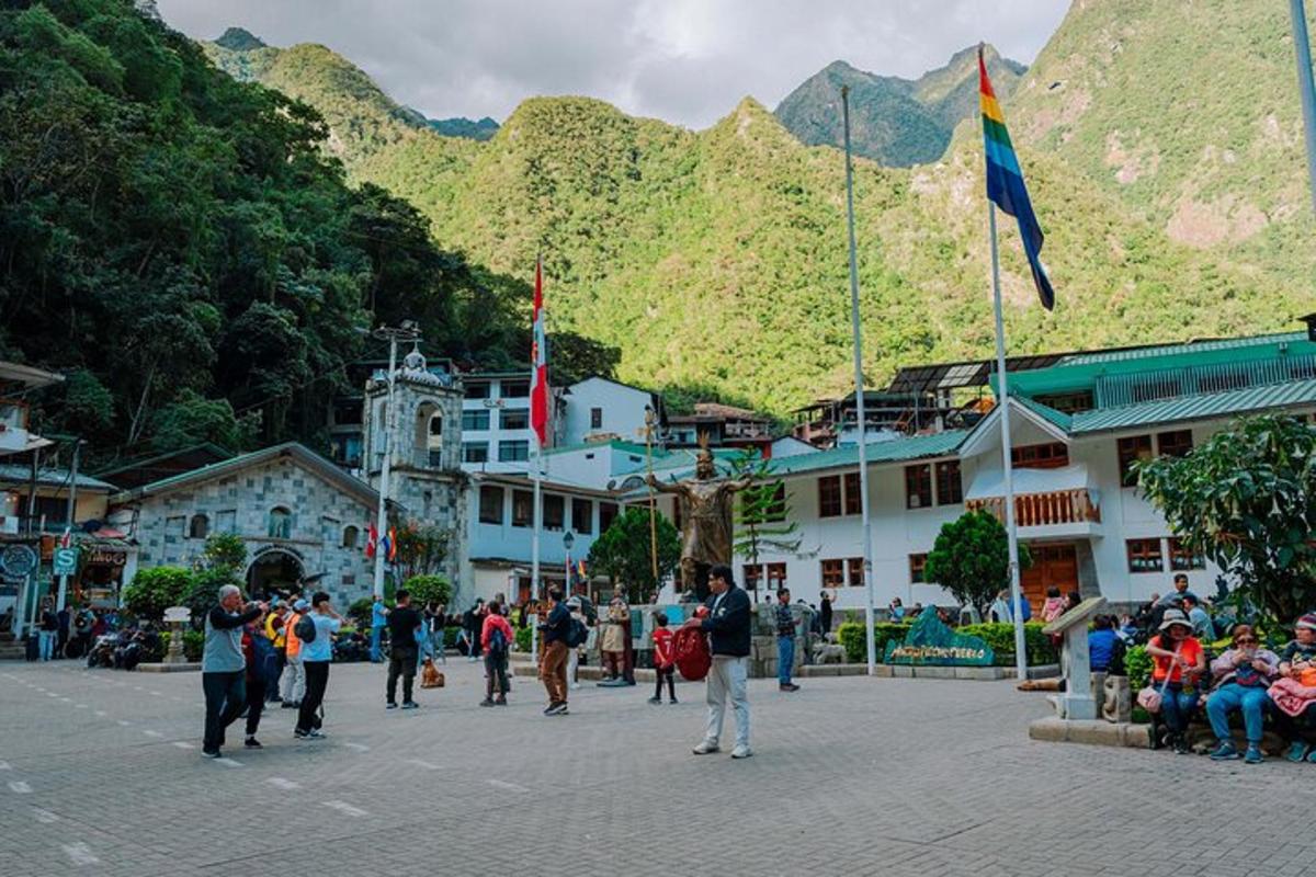 一群人在山间小镇散步