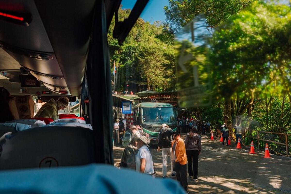 一群人站在街上，旁边有一辆公共汽车
