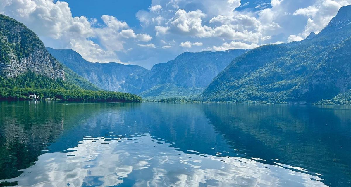 vaade järvele kahe mäe vahel