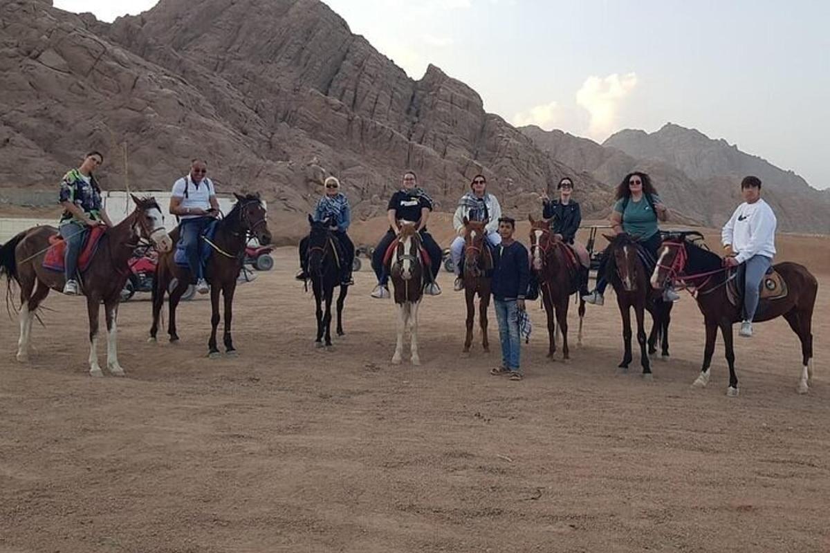 un gruppo di persone a cavallo nel deserto