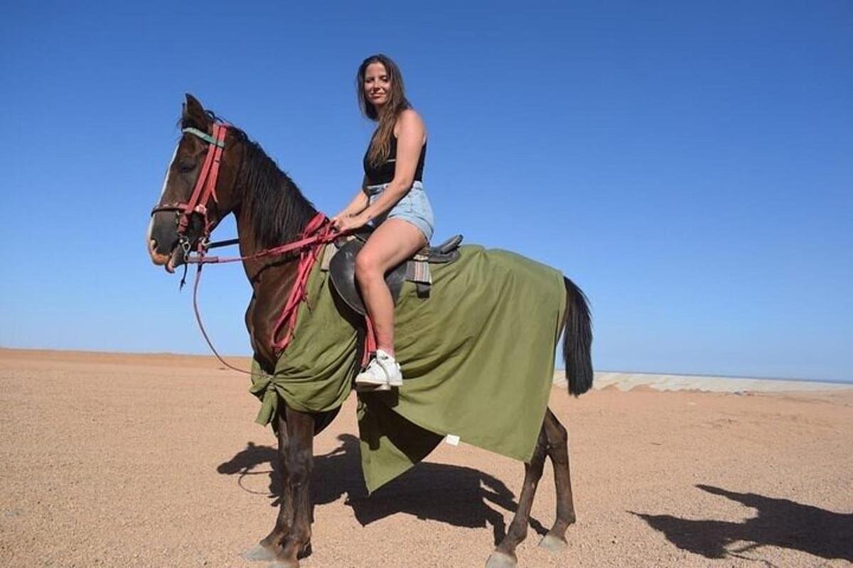 una donna a cavallo nel deserto