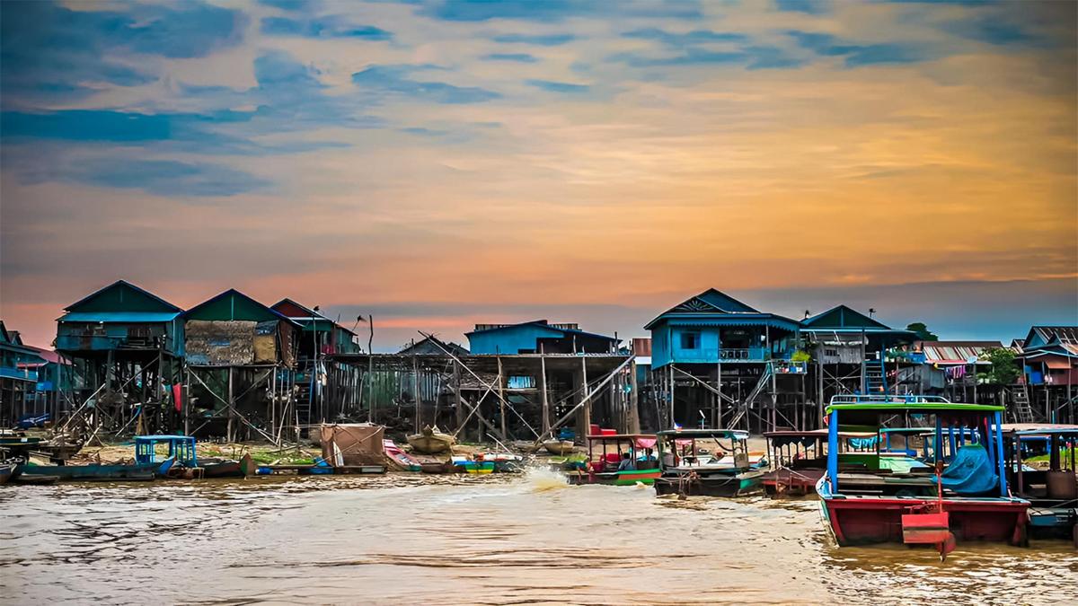 một nhóm nhà và thuyền trên mặt nước