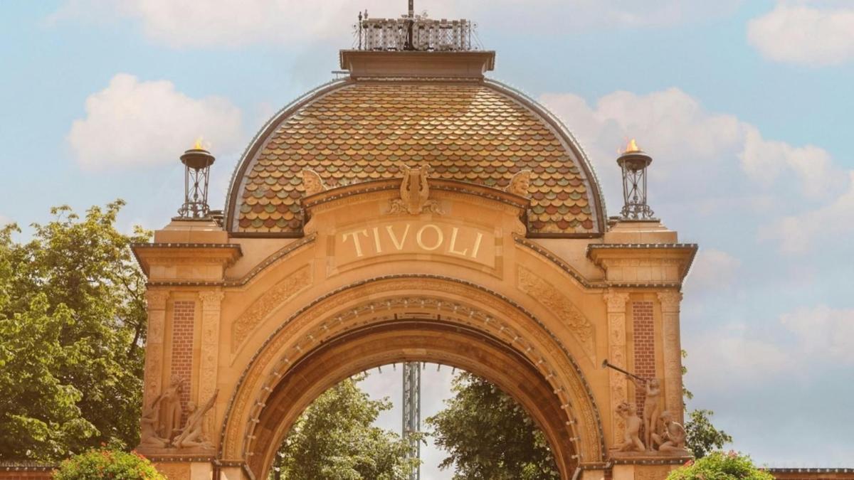 an archway with the words twolol on it