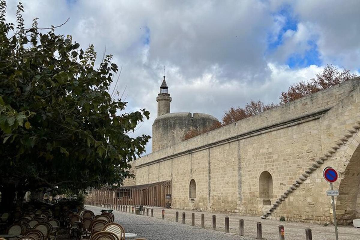 un grande edificio con una torre in cima