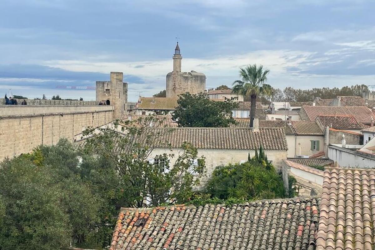 una vista di una città con edifici e tetti