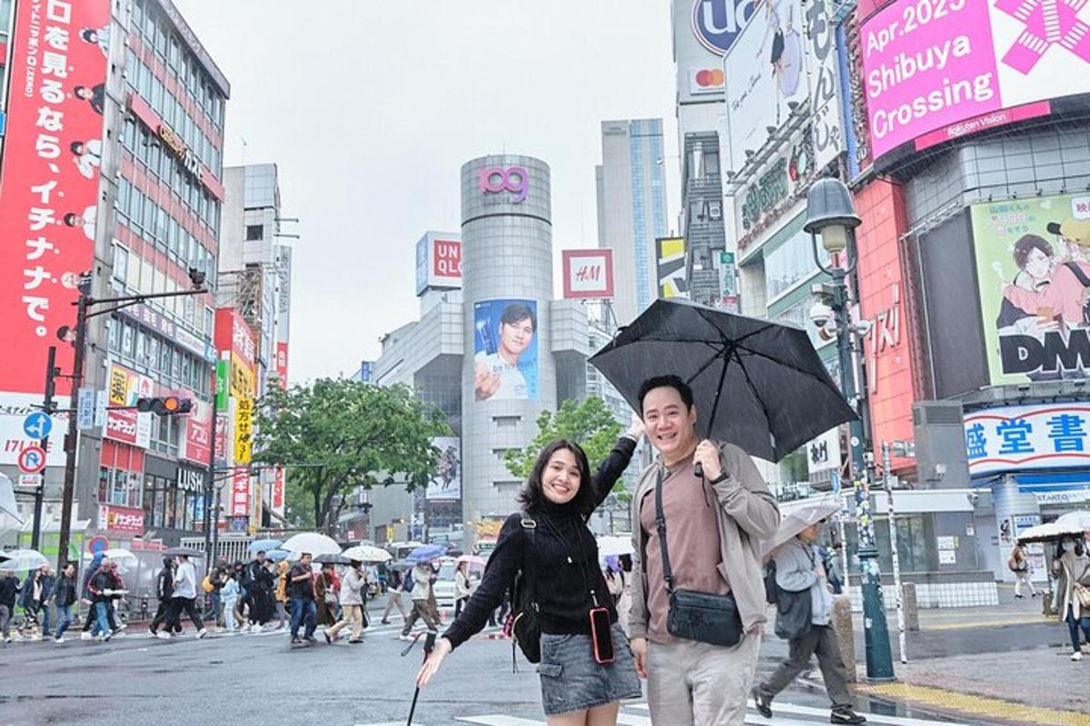 seorang lelaki dan wanita berjalan di jalan dengan payung