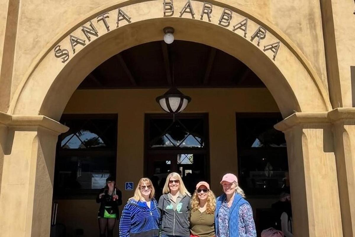 um grupo de mulheres em pé em frente a um prédio