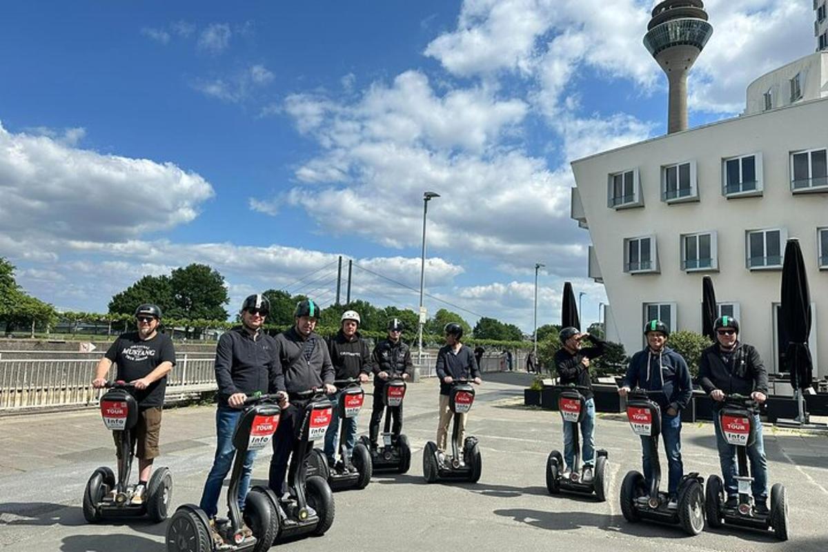 un grup de persones que van en segways en un aparcament