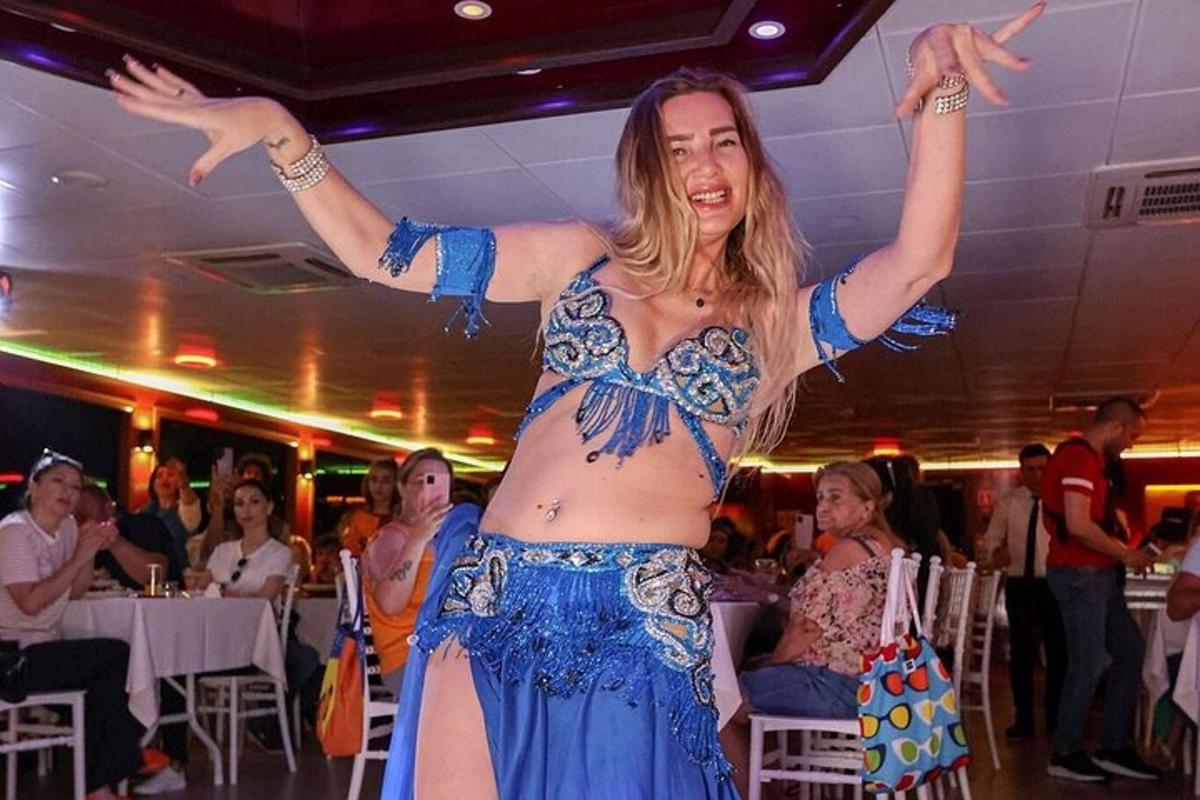 una donna in un vestito blu che balla a una festa