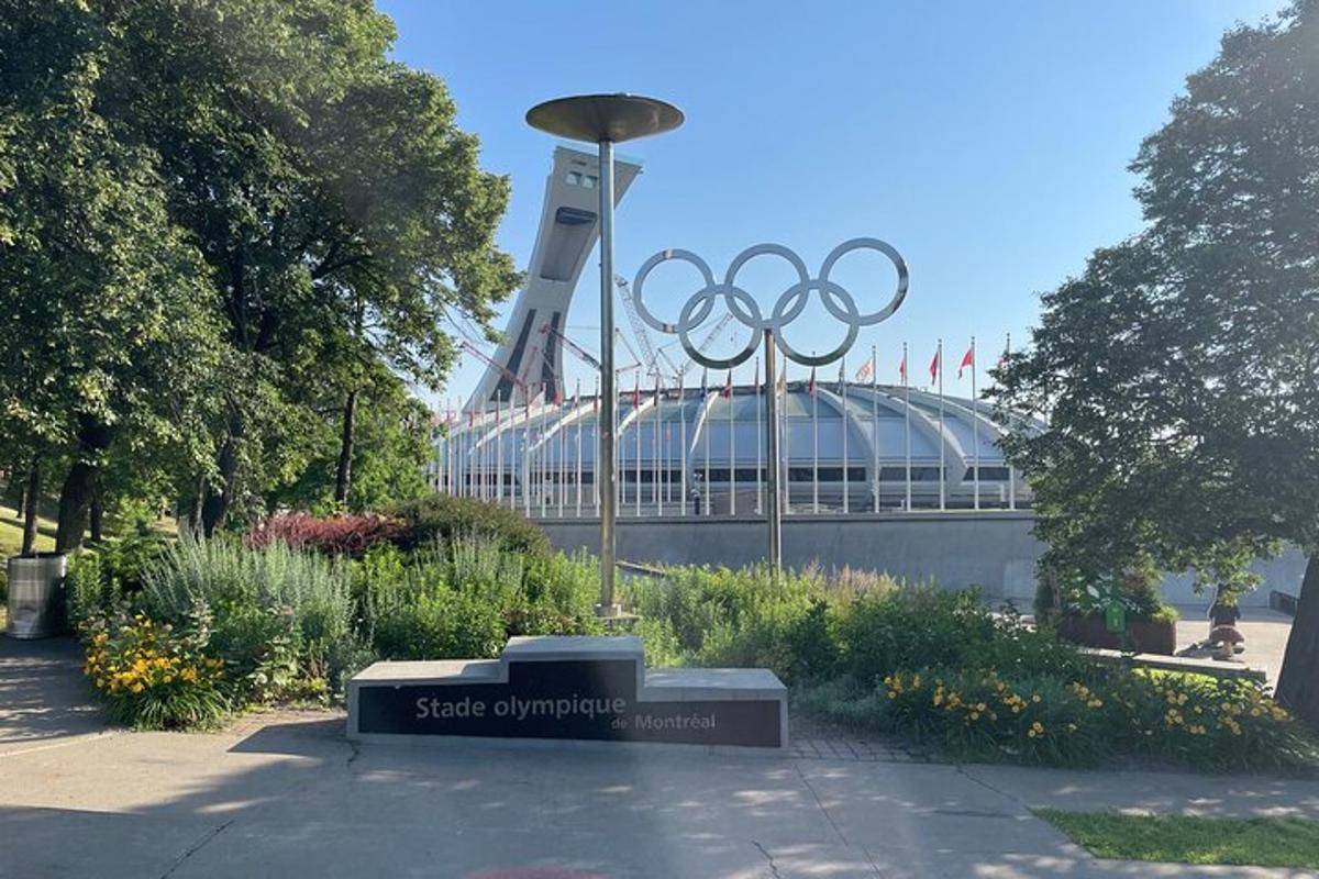 socha olympijských kruhů před budovou
