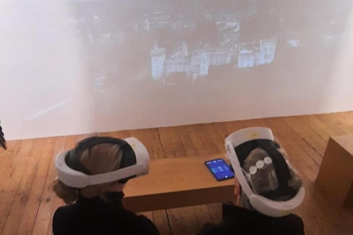 kaks virtuaalreaalsuse kiivreid kandvat inimest istuvad pingil