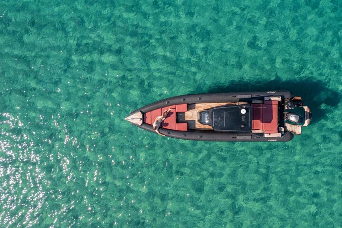 una vista dall'alto di una barca in acqua