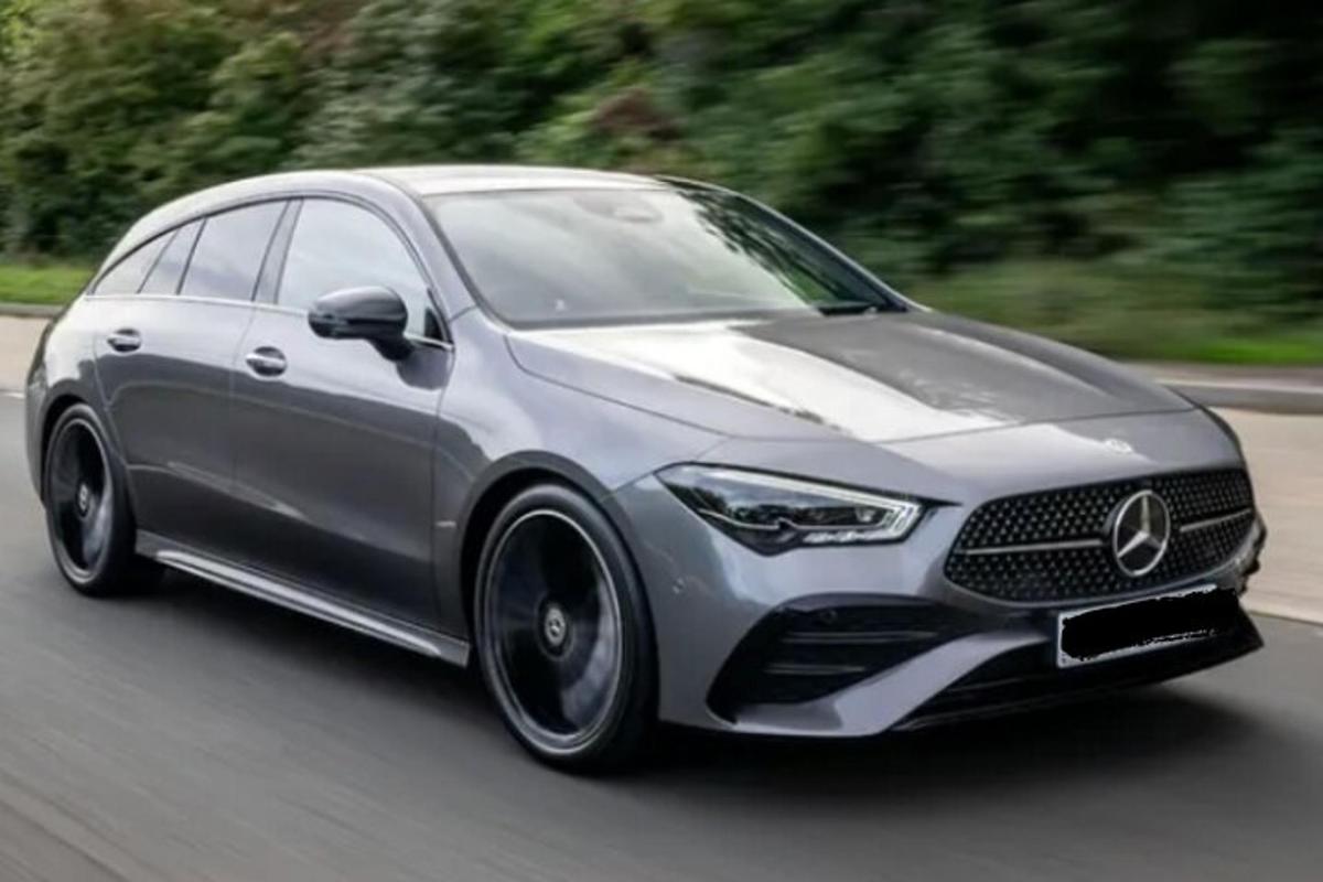 stříbrný vůz Mercedes Benz jedoucí po silnici