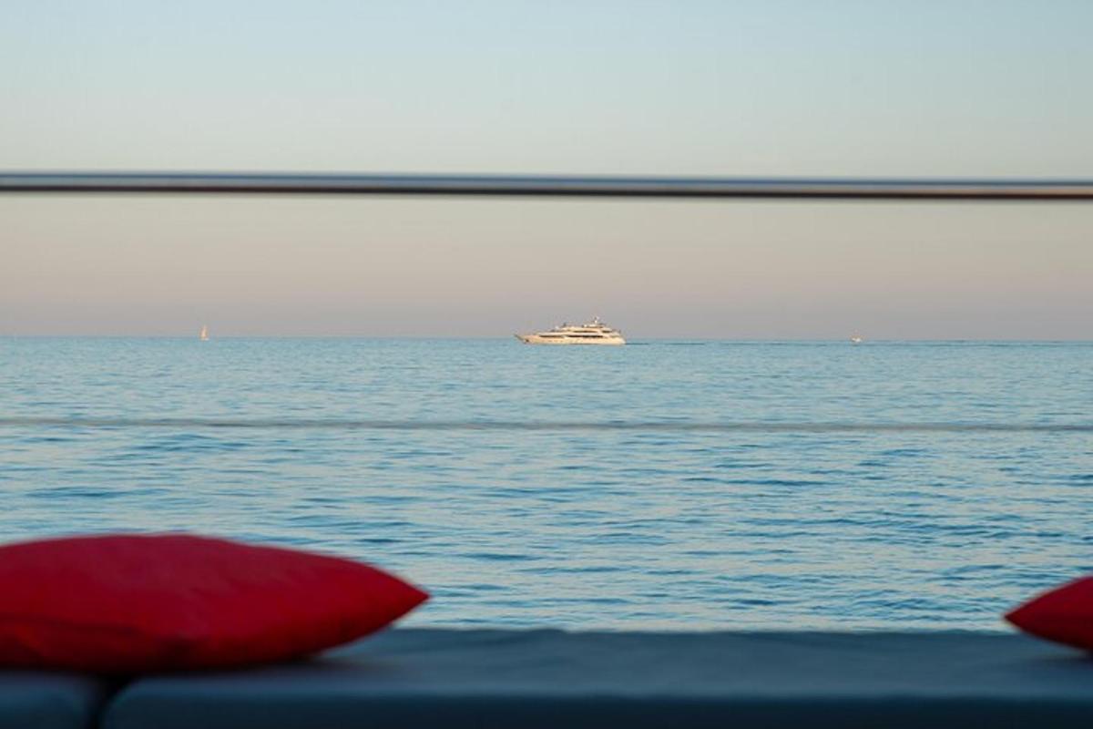 una barca in acqua con una nave da crociera in lontananza