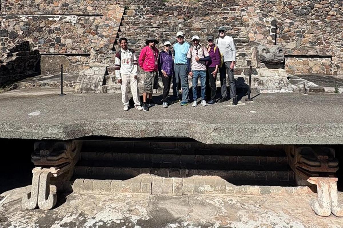 grupp inimesi, kes seisavad hoone ees