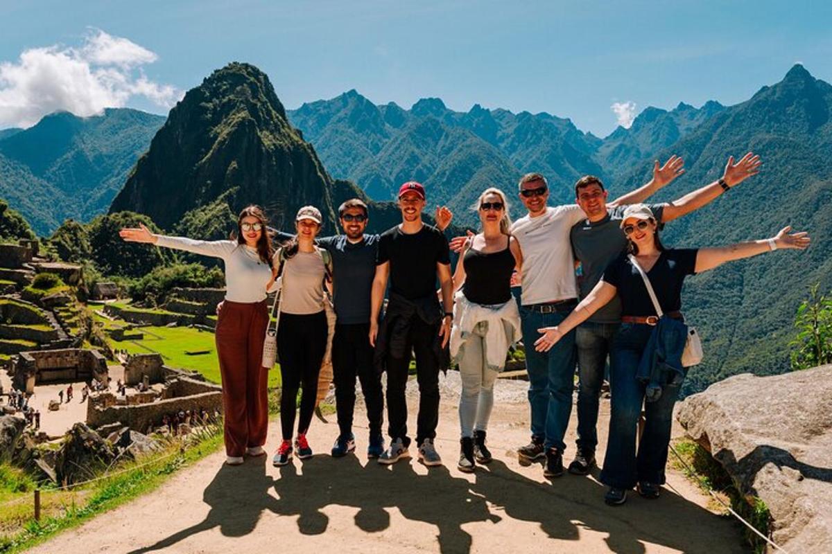 een groep mensen die op de top van een berg staat