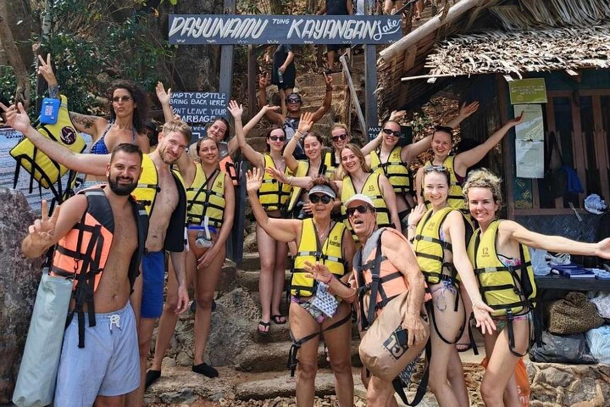 група людей у рятувальних жилетах позують для фотографії