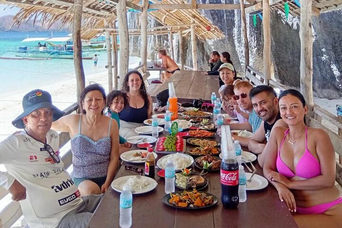 μια ομάδα ανθρώπων που κάθονται σε ένα τραπέζι με φαγητό